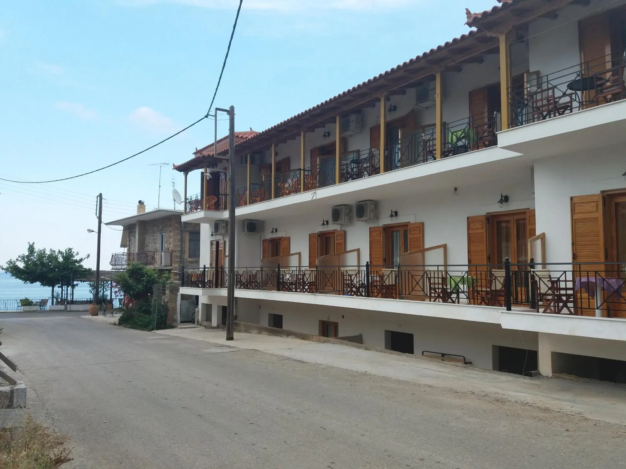 Το κτίριο με τα ξύλινα μπαλκόνια δίπλα στη θάλασσα