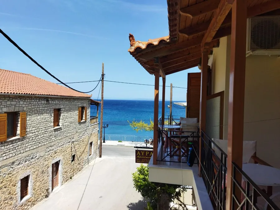 Το μπαλκόνι, τα πέτρινα σπίτια και η θάλασσα