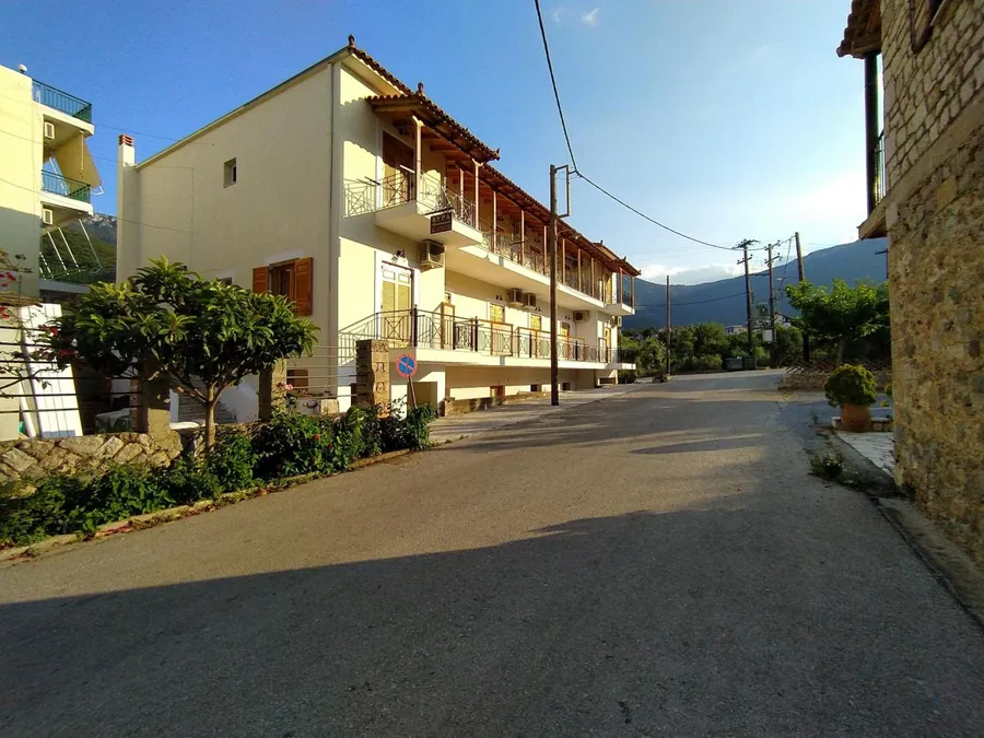 Το κτίριο από τον δρόμο, με το βουνό πίσω